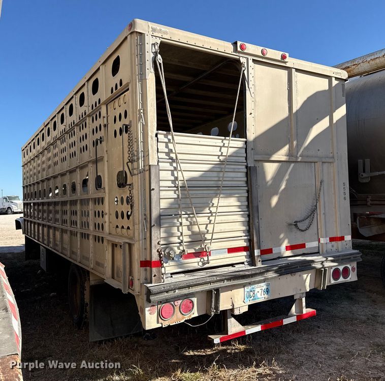 image for item EP0932 1995 Merritt 26X102XRV livestock trailer