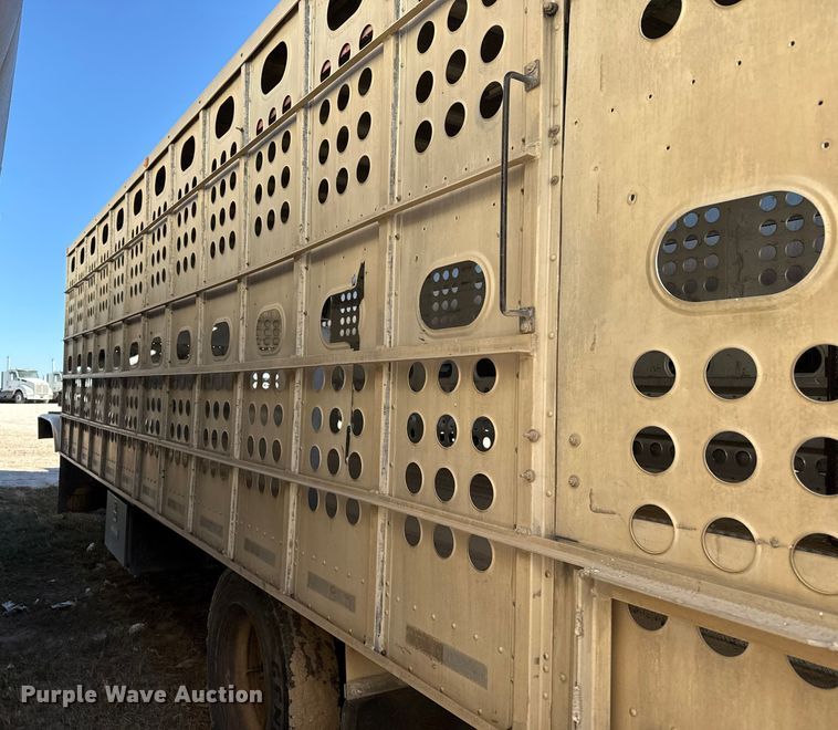 image for item EP0932 1995 Merritt 26X102XRV livestock trailer