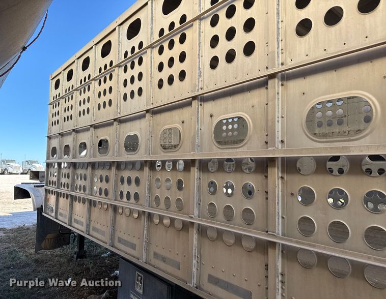 image for item EP0932 1995 Merritt 26X102XRV livestock trailer