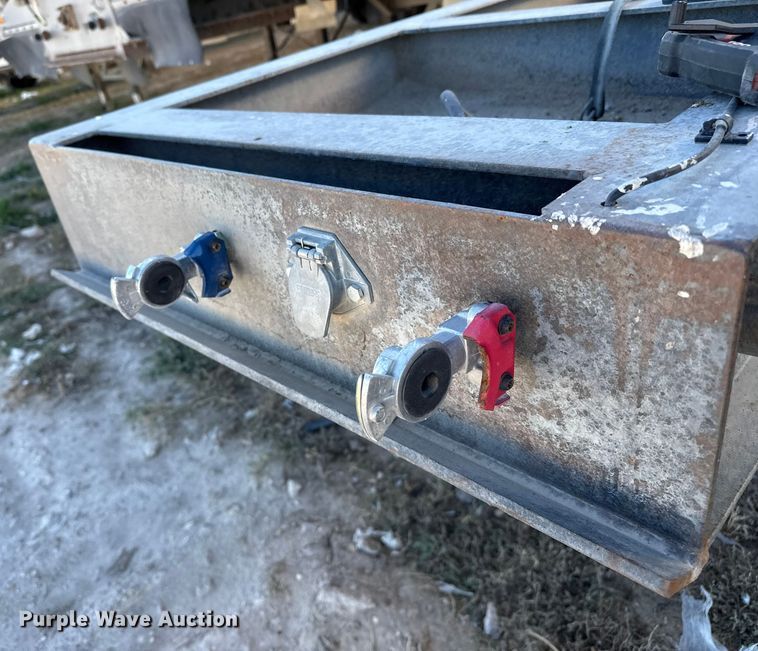 image for item EP0932 1995 Merritt 26X102XRV livestock trailer