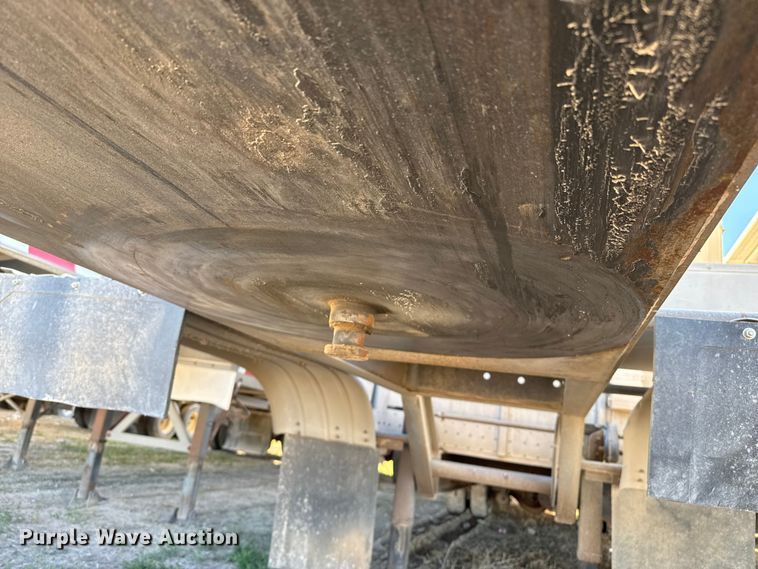 image for item EP0932 1995 Merritt 26X102XRV livestock trailer