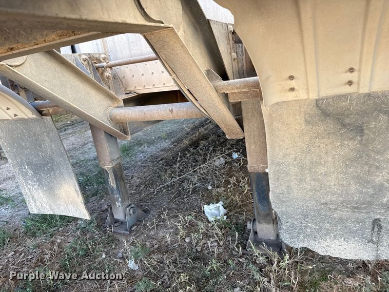 image for item EP0932 1995 Merritt 26X102XRV livestock trailer