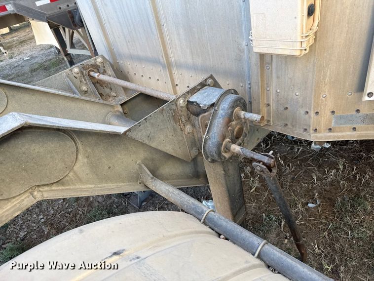 image for item EP0932 1995 Merritt 26X102XRV livestock trailer