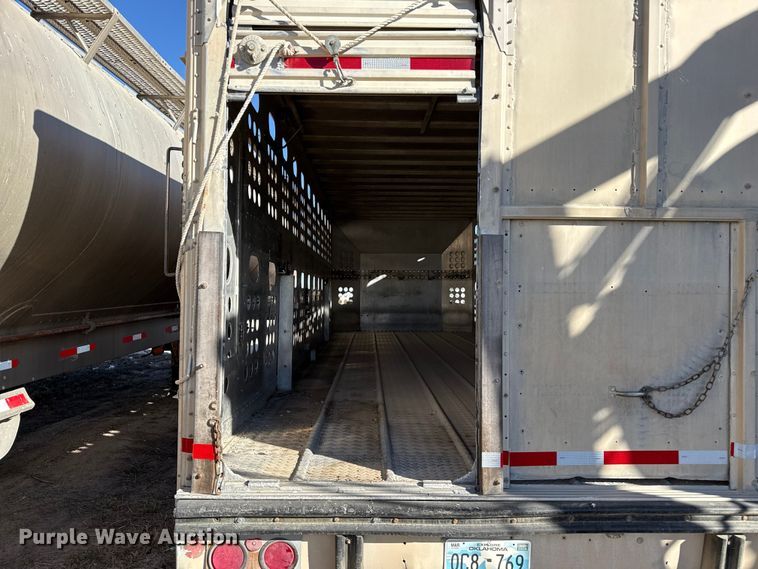 image for item EP0932 1995 Merritt 26X102XRV livestock trailer