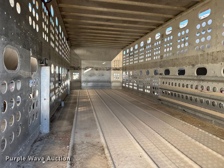 image for item EP0932 1995 Merritt 26X102XRV livestock trailer