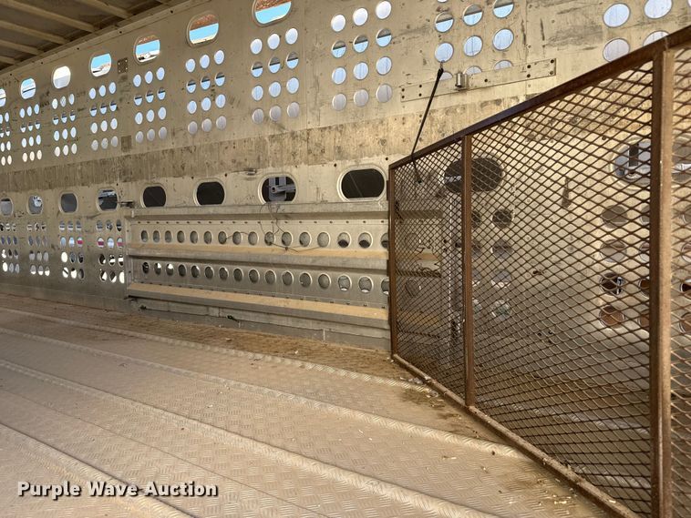 image for item EP0932 1995 Merritt 26X102XRV livestock trailer