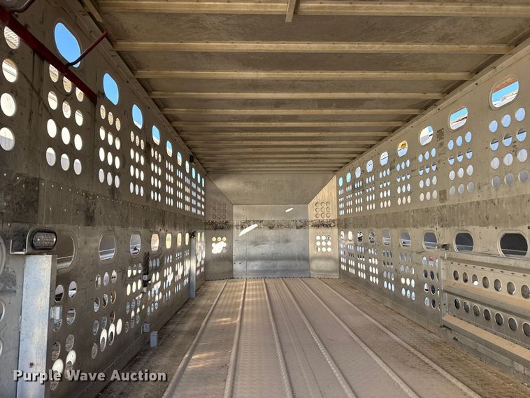 image for item EP0932 1995 Merritt 26X102XRV livestock trailer