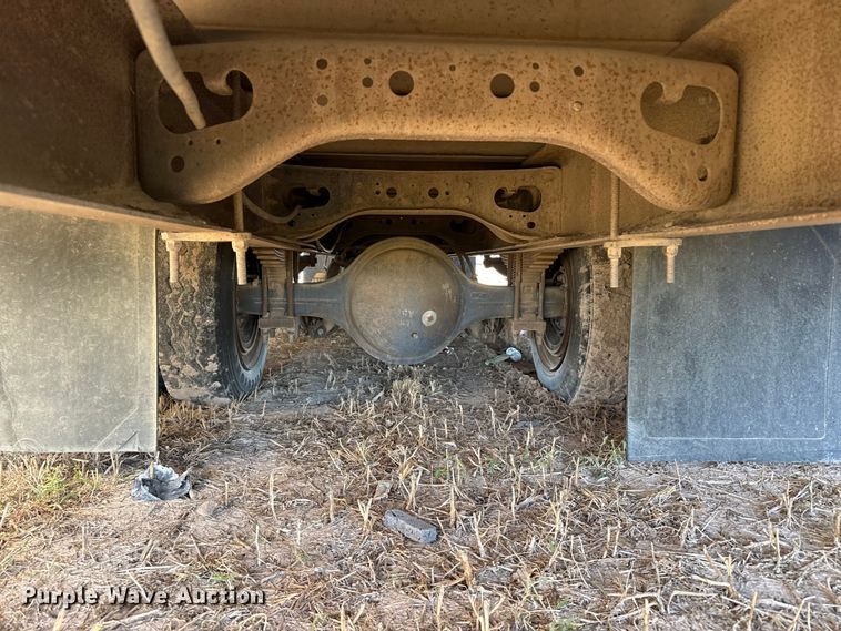 image for item EP0932 1995 Merritt 26X102XRV livestock trailer
