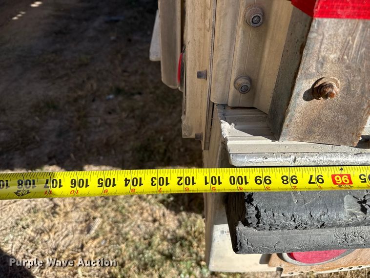 image for item EP0932 1995 Merritt 26X102XRV livestock trailer