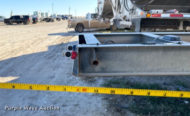 image for item EP0932 1995 Merritt 26X102XRV livestock trailer