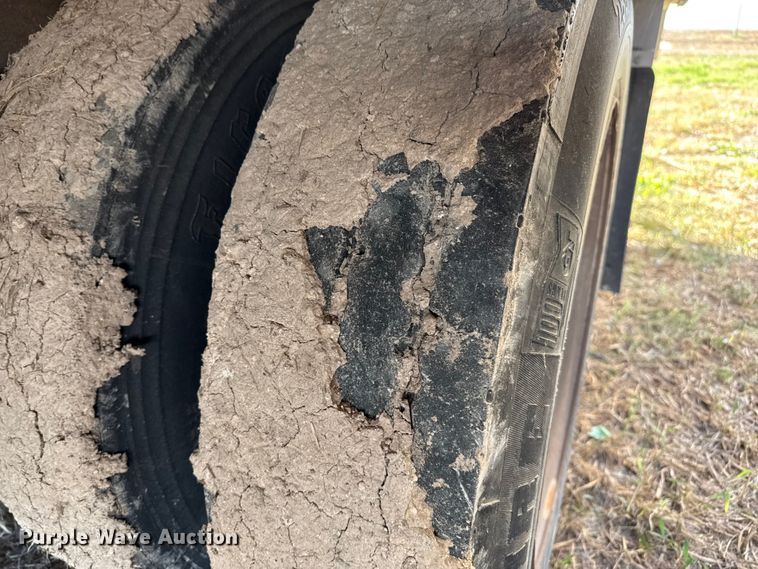 image for item EP0932 1995 Merritt 26X102XRV livestock trailer