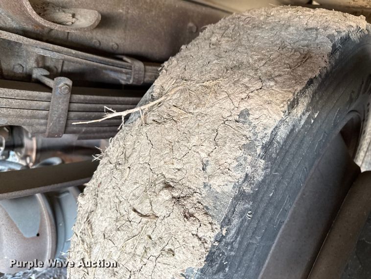 image for item EP0932 1995 Merritt 26X102XRV livestock trailer