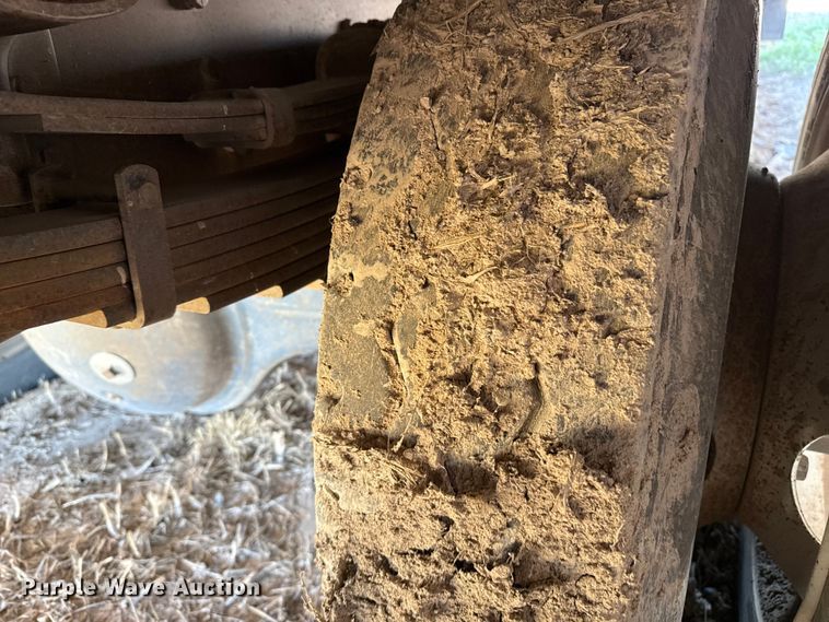 image for item EP0932 1995 Merritt 26X102XRV livestock trailer