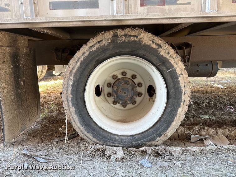 image for item EP0932 1995 Merritt 26X102XRV livestock trailer