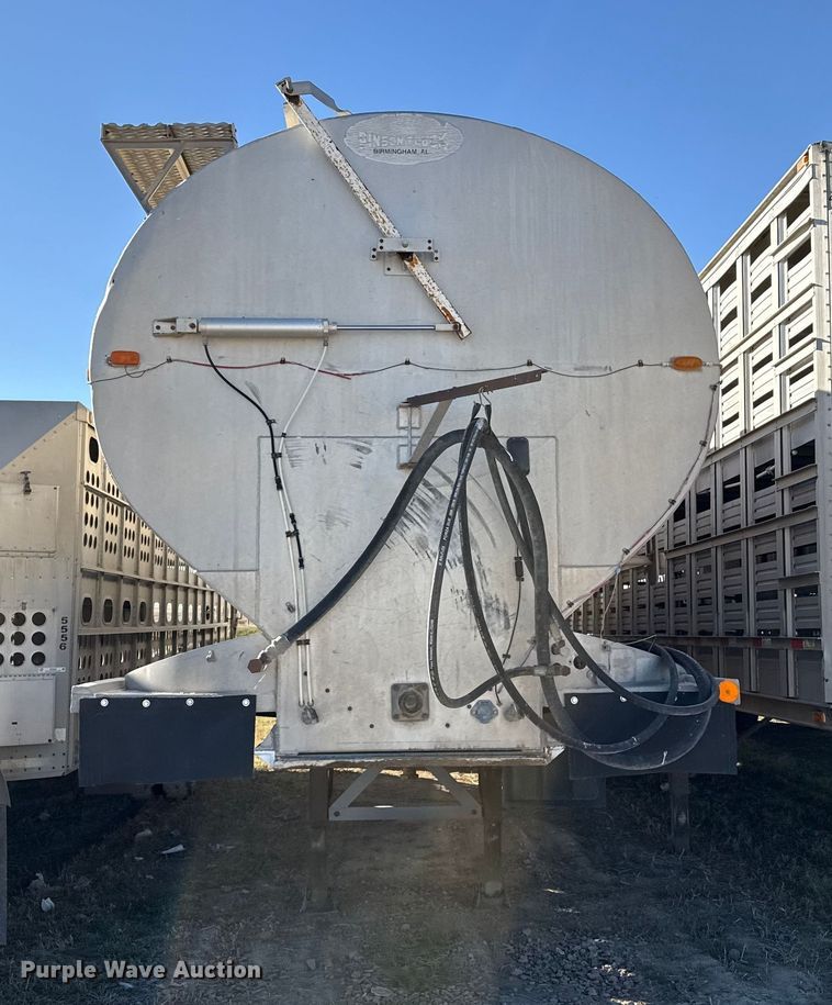 image for item EP0933 2003 Pinson feed delivery trailer