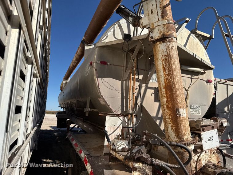 image for item EP0933 2003 Pinson feed delivery trailer