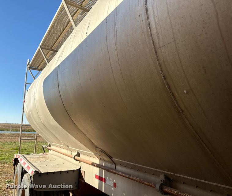 image for item EP0933 2003 Pinson feed delivery trailer