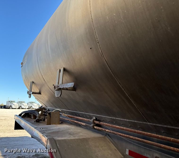 image for item EP0933 2003 Pinson feed delivery trailer