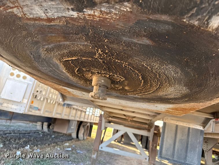 image for item EP0933 2003 Pinson feed delivery trailer