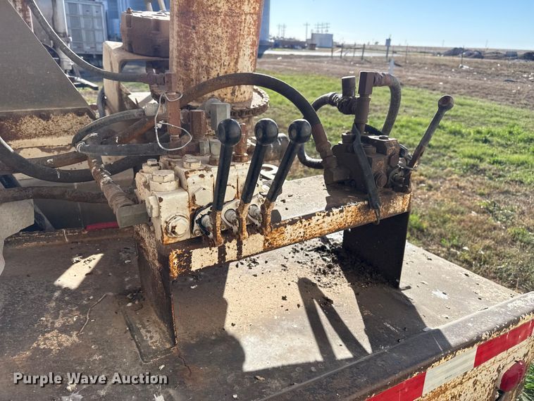 image for item EP0933 2003 Pinson feed delivery trailer