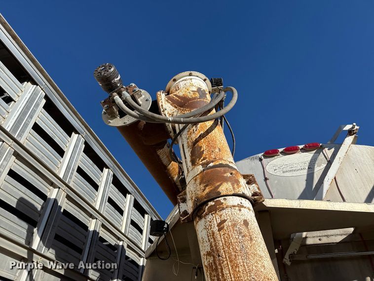 image for item EP0933 2003 Pinson feed delivery trailer