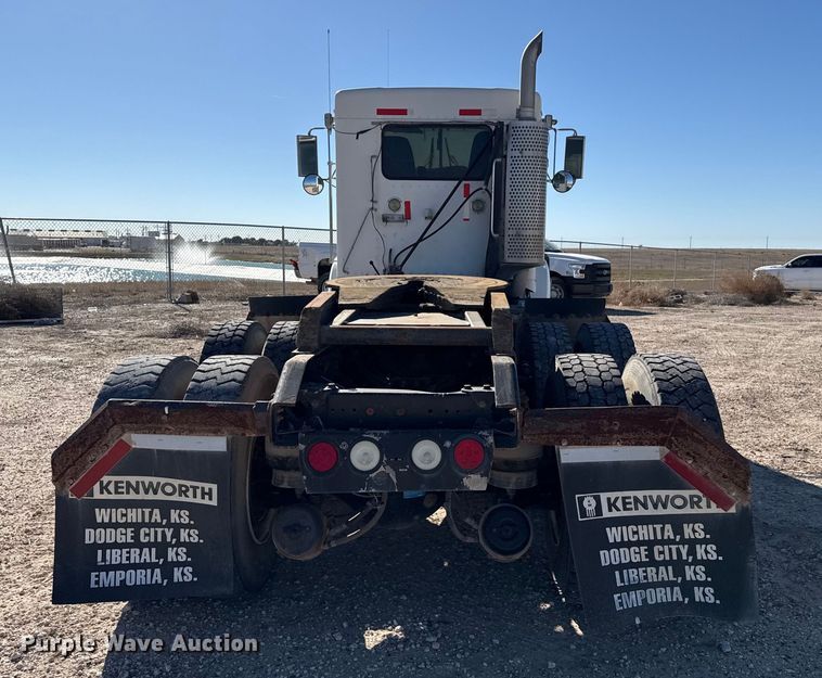 image for item EP0934 2007 Kenworth T800 semi truck