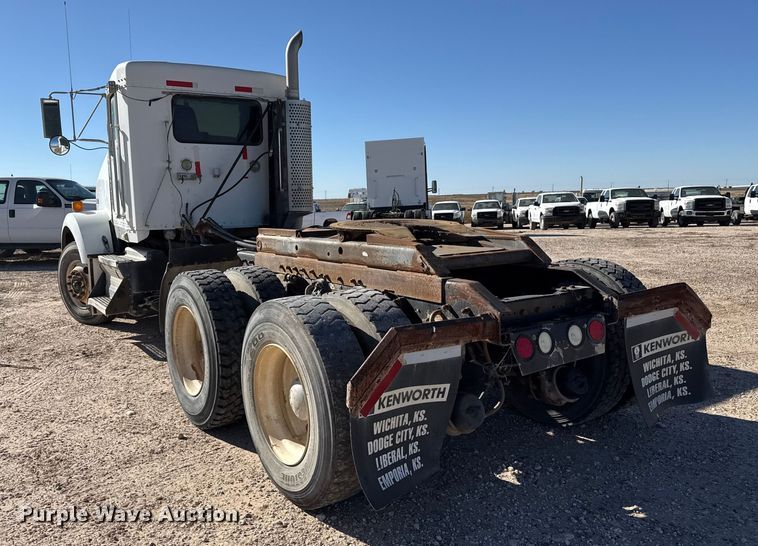 image for item EP0934 2007 Kenworth T800 semi truck