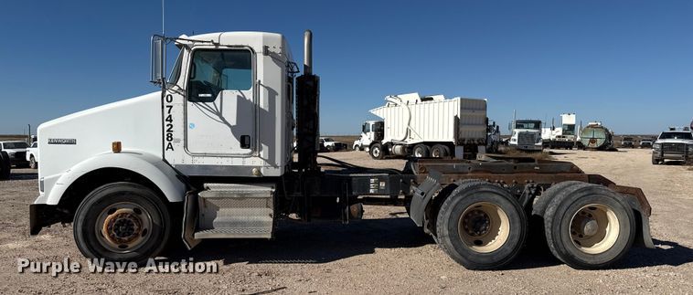 image for item EP0934 2007 Kenworth T800 semi truck