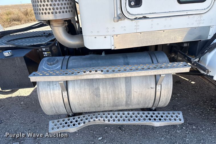 image for item EP0934 2007 Kenworth T800 semi truck