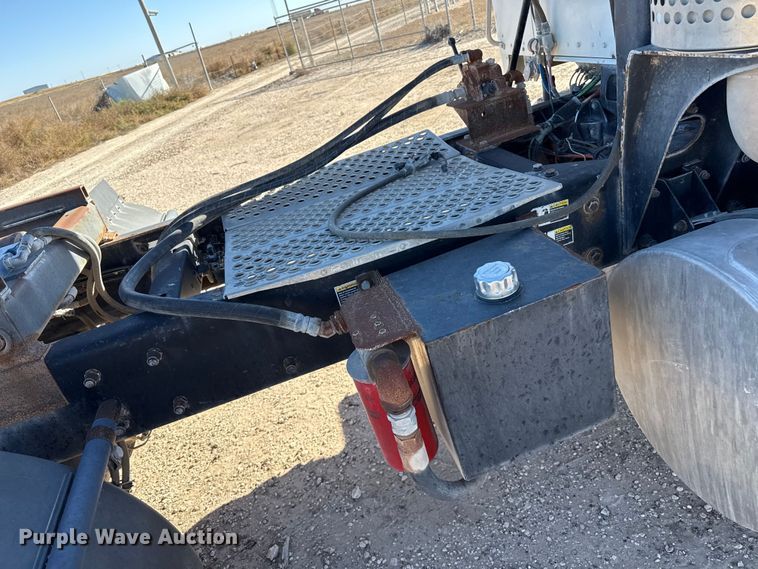 image for item EP0934 2007 Kenworth T800 semi truck