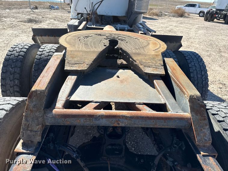 image for item EP0934 2007 Kenworth T800 semi truck