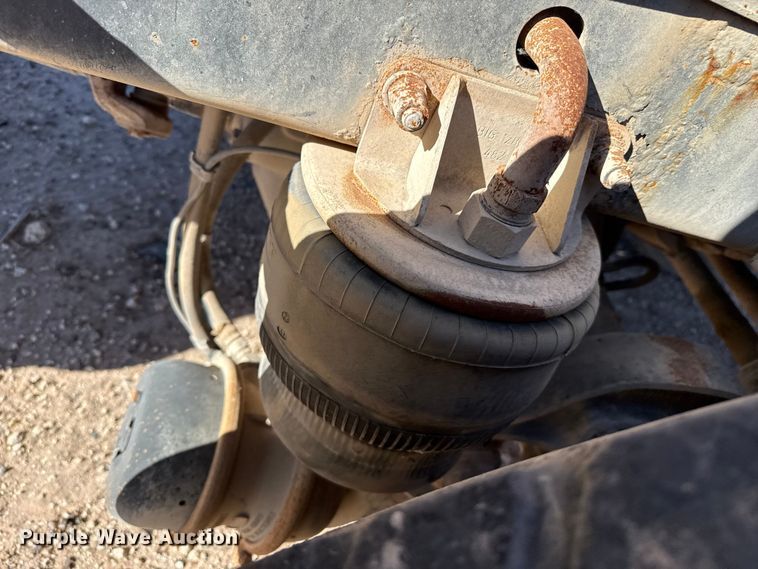 image for item EP0934 2007 Kenworth T800 semi truck