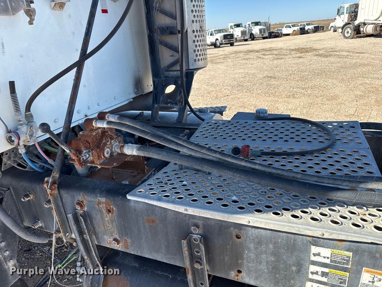 image for item EP0934 2007 Kenworth T800 semi truck