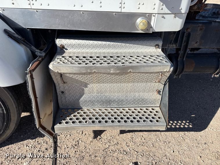 image for item EP0934 2007 Kenworth T800 semi truck