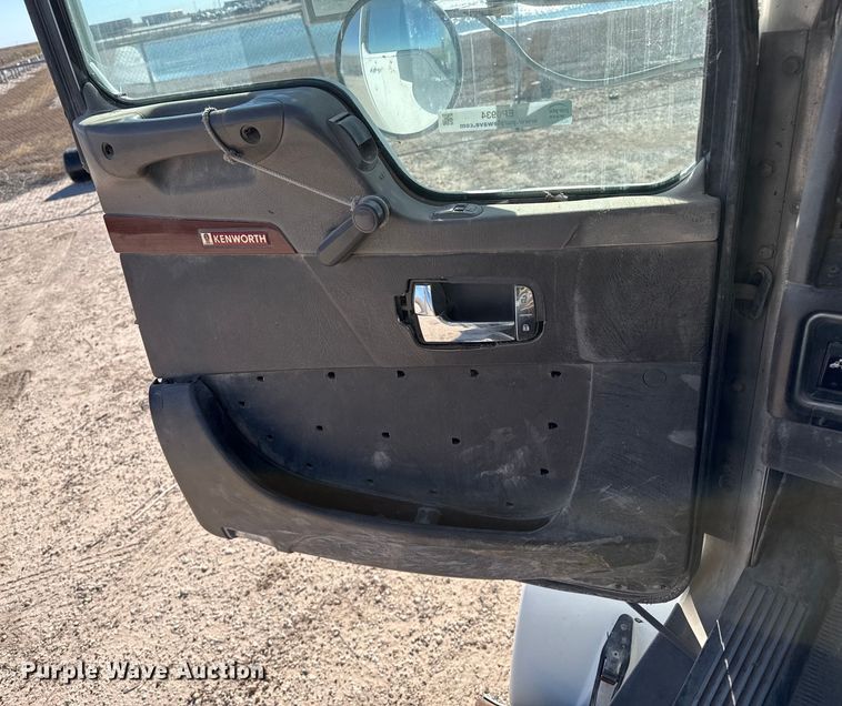 image for item EP0934 2007 Kenworth T800 semi truck