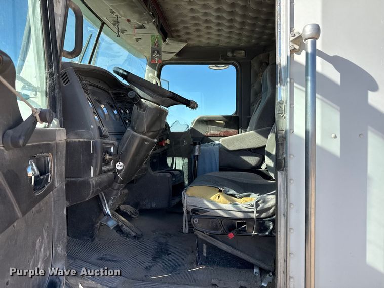 image for item EP0934 2007 Kenworth T800 semi truck