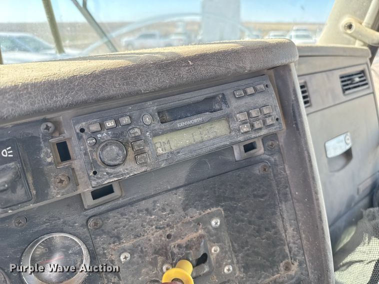 image for item EP0934 2007 Kenworth T800 semi truck