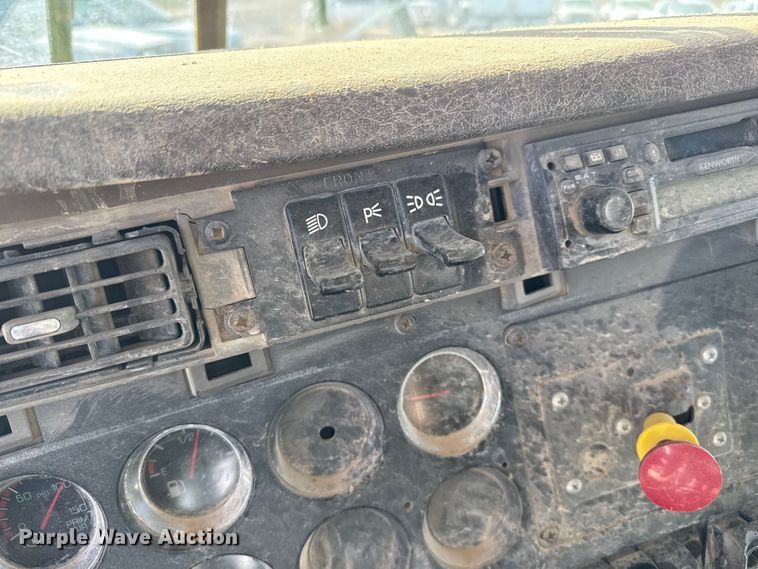 image for item EP0934 2007 Kenworth T800 semi truck