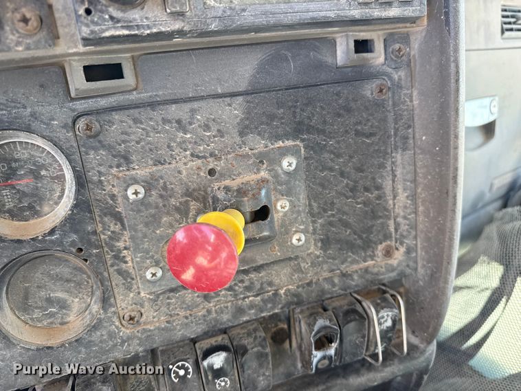 image for item EP0934 2007 Kenworth T800 semi truck