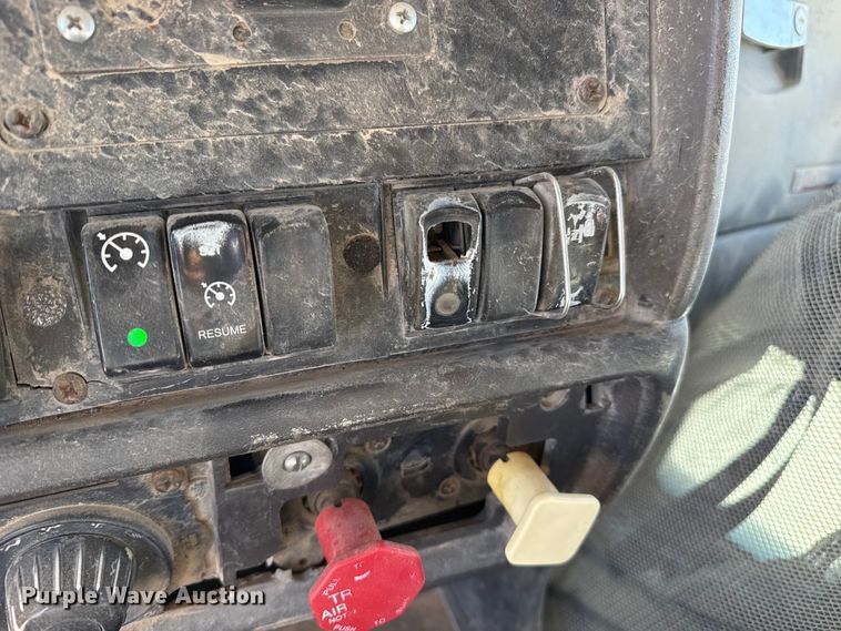 image for item EP0934 2007 Kenworth T800 semi truck