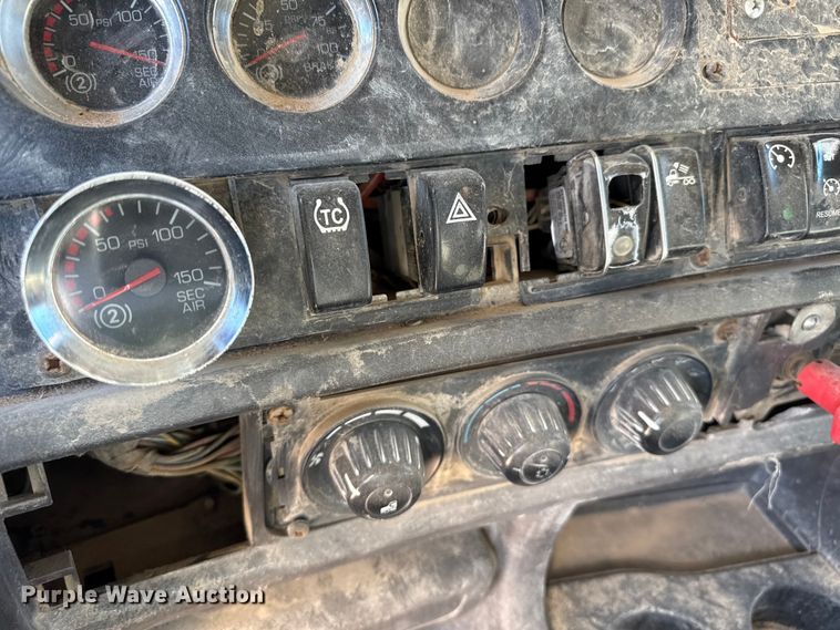 image for item EP0934 2007 Kenworth T800 semi truck