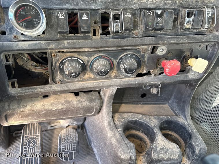 image for item EP0934 2007 Kenworth T800 semi truck