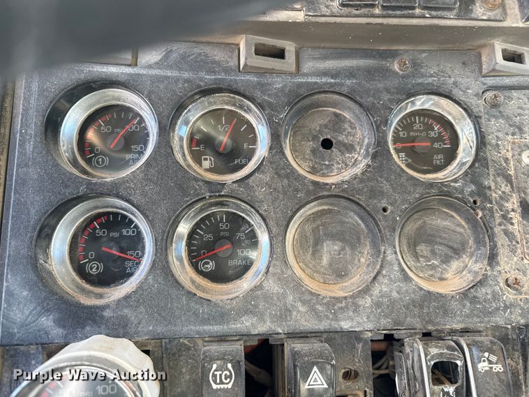 image for item EP0934 2007 Kenworth T800 semi truck