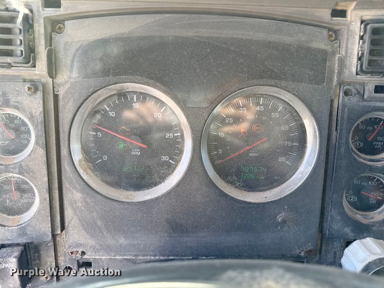 image for item EP0934 2007 Kenworth T800 semi truck