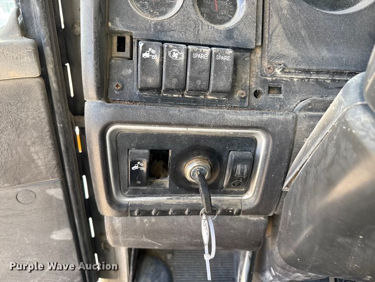 image for item EP0934 2007 Kenworth T800 semi truck