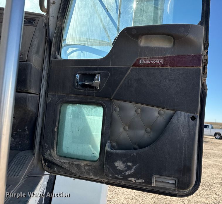 image for item EP0934 2007 Kenworth T800 semi truck