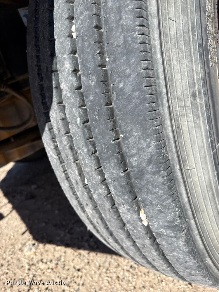 image for item EP0934 2007 Kenworth T800 semi truck