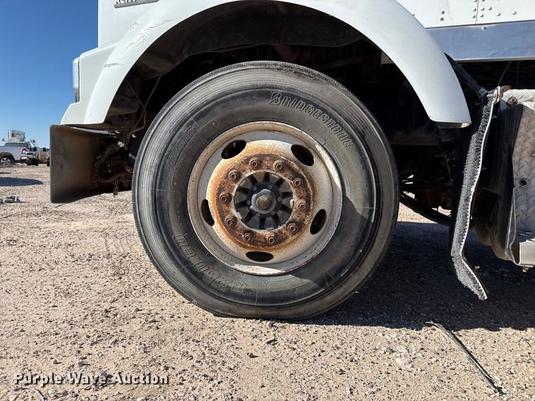 image for item EP0934 2007 Kenworth T800 semi truck