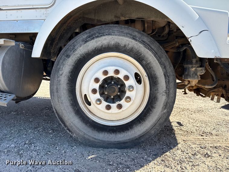 image for item EP0934 2007 Kenworth T800 semi truck