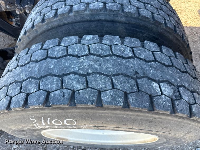 image for item EP0934 2007 Kenworth T800 semi truck